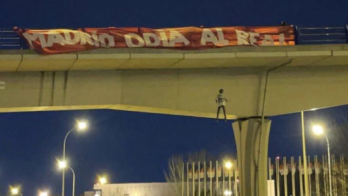 An effigy with Vinícius' shirt hangs from a bridge in the vicinity of Real's Valdebebas training ground.