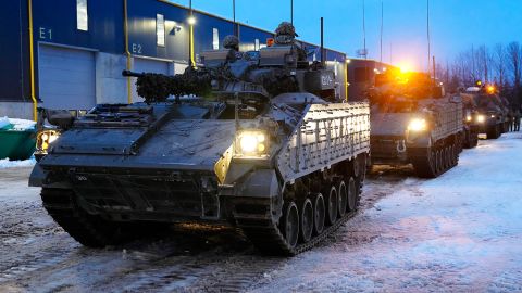 Kendaraan lapis baja Inggris bersiap untuk bergerak di Kamp Militer Tapa di Estonia, pada 19 Januari 2023.