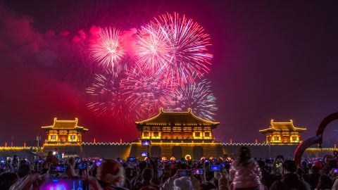 Orang-orang menonton pertunjukan kembang api di Lapangan Dingdingmen untuk merayakan Festival Musim Semi pada 22 Januari 2023 di Luoyang, Tiongkok.