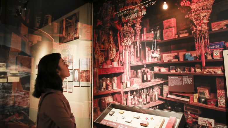 NEW YORK, April 25, 2018  A journalist looks at exhibits during the press preview of Chinese Medicine in America: Converging Ideas, People and Practices and On the Shelves of Kam Wah Chung & Co. in the Museum of Chinese in America in New York, the United States, April 25, 2018. New York City's Museum of Chinese in America (MOCA) Wednesday unveiled two groundbreaking exhibitions on Traditional Chinese medicine (TCM) and practices in America through historical medical artifacts and contemporary art. Chinese Medicine in America: Converging Ideas, People and Practices and On the Shelves of Kam Wah Chung & Co. will both be on view for the public at the museum in Manhattan's Chinatown from April 26 to Sept. 9. (Credit Image: © Wang Ying/Xinhua via ZUMA Wire)