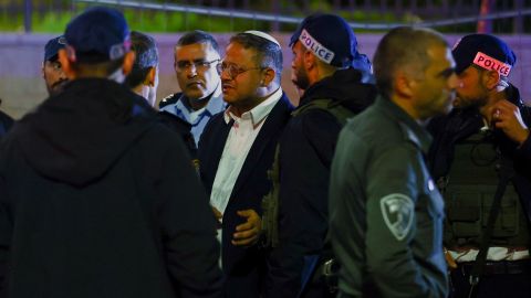 Le ministre israélien de la Sécurité nationale Itamar Ben-Gvir s'entretient avec les forces israéliennes le 27 janvier 2023. 