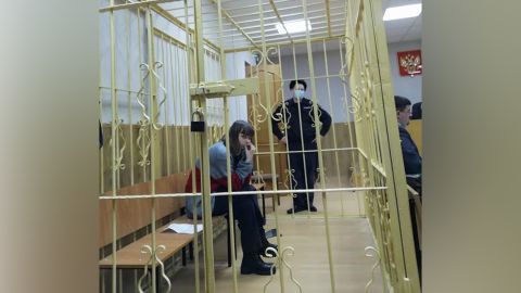 Teismo posėdžio nuotraukoje esanti Olesja Krivcova dabar yra namų areštas savo motinos bute. 