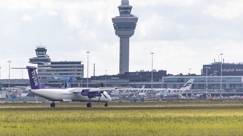 Os voos da Flybe foram cancelados depois que a transportadora do Reino Unido parou de operar