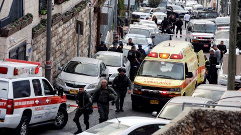 Polise göre, Kudüs'ün Davut Şehri bölgesinde yaralanan iki adam baba ve oğul. 