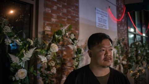 Kevin Leung steht vor dem Tanzstudio, in dem er jahrelang einen Raum gemietet hat, um Kung Fu und traditionellen Löwentanz zu unterrichten.  Er kannte zwei der bei der Schießerei Getöteten. 