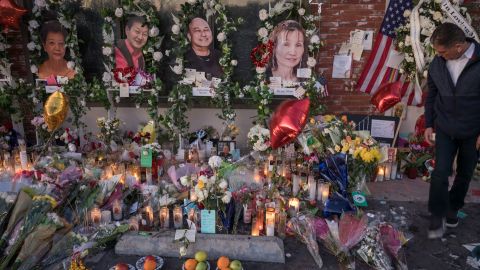 Bilder von einigen der Opfer der Schießerei übersehen ein wachsendes Denkmal außerhalb des Tanzsaals.
