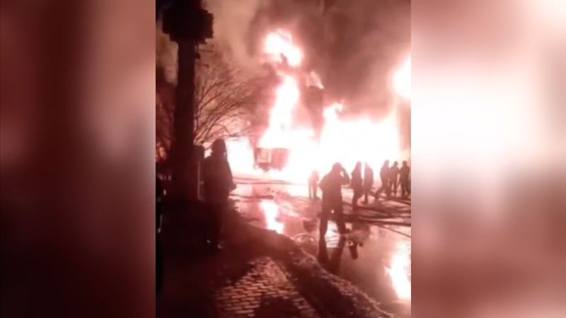 NextImg:Massive fire breaks out at oil refinery in Iran | CNN