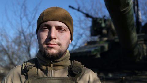 डेविड, यूक्रेनी सेना की 28वीं मैकेनाइज्ड ब्रिगेड के एक युवा टैंक कमांडर, बखमुत में रूसी सेना को आगे बढ़ाने के खिलाफ लाइन पकड़ने में अपनी इकाई की महत्वपूर्ण भूमिका देखते हैं।