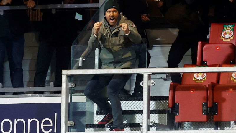 Ryan Reynolds sieht sich das spannende FA-Cup-Spiel Wrexham an