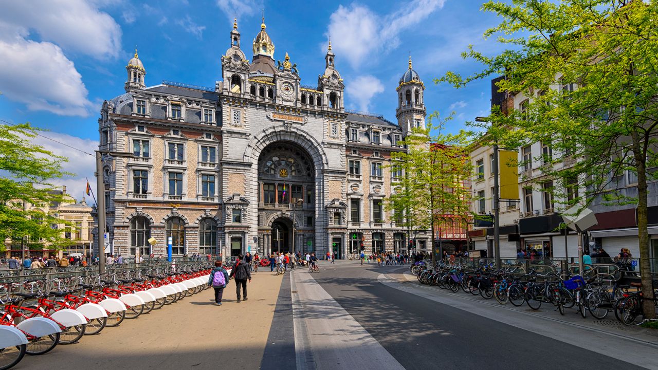 Antwerpen-Centraal railway station is an architectural masterpiece, opened in 1905. The station has an underground bicycle parking garage, plus various street-level spots.