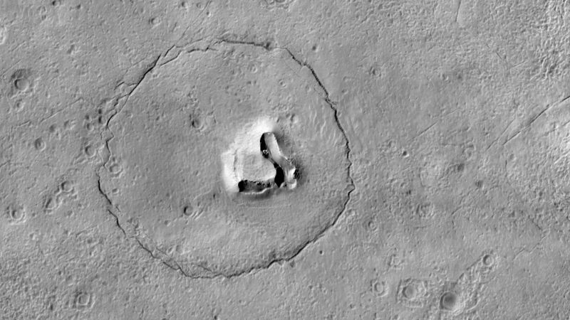 궤도선이 화성에서 곰의 얼굴 사진을 찍다