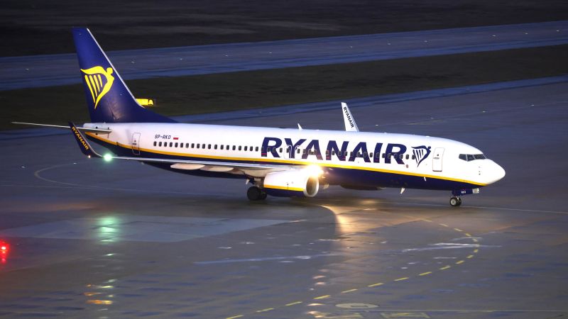 You are currently viewing Ryanair is making record profits as booming demand sends airfares soaring – CNN