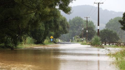 Banjir memblokir jalan di Auckland pada 30 Januari 2023.