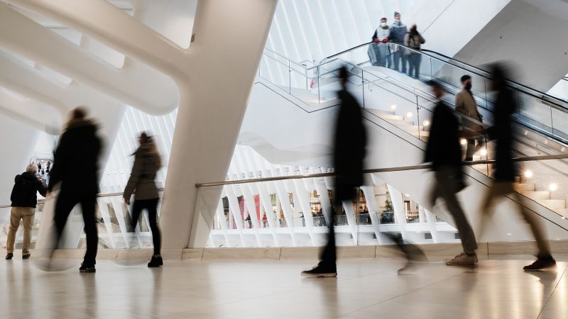 NextImg:Employers slowed their increases of workers' wages last quarter | CNN Business