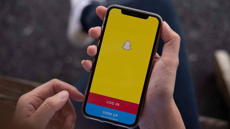 Read more about the article Snap stock plunges 15% as revenue growth stalls – CNN