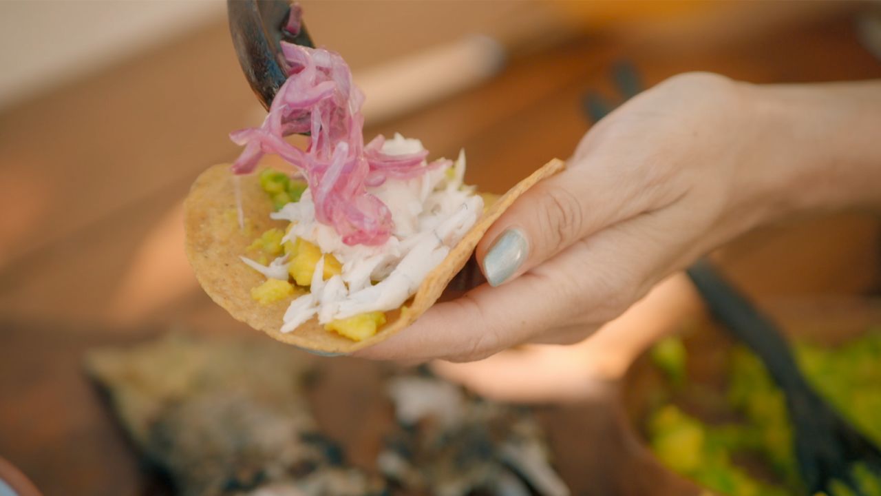 Ikan bakar dengan resipi oren masam dari ‘Eva Longoria: Mencari Mexico’