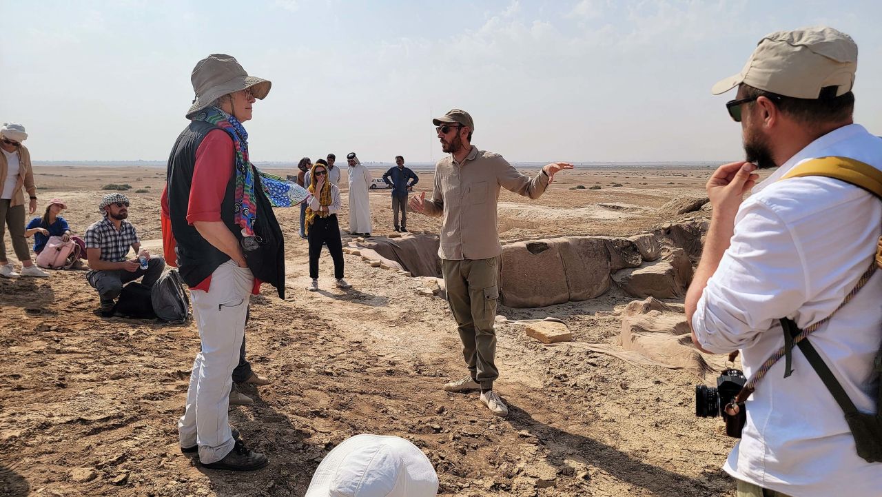 An international team of researchers plans the next steps at Lagash.