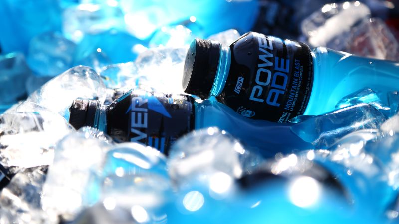 NextImg:Coca-Cola's Powerade is taking a jab at Gatorade with new formula and packaging | CNN Business
