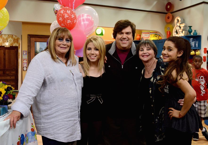 Marshall, left, and Williams, second from right, make guest appearances with creator and executive producer Dan Schneider, center, on Nickelodeon's 'Sam & Cat,' starring Jennette McCurdy, second from left, and Ariana Grande, right, in 2013.