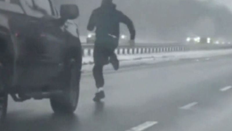 Video shows man sprint across interstate to help unconscious driver | CNN