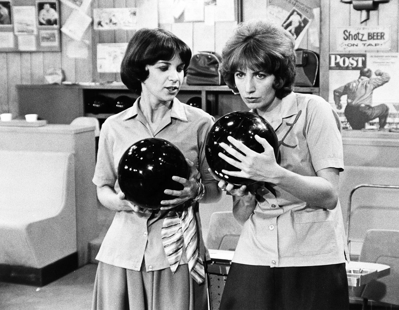 Williams and Marshall on the set of the sitcom Laverne & Shirley.