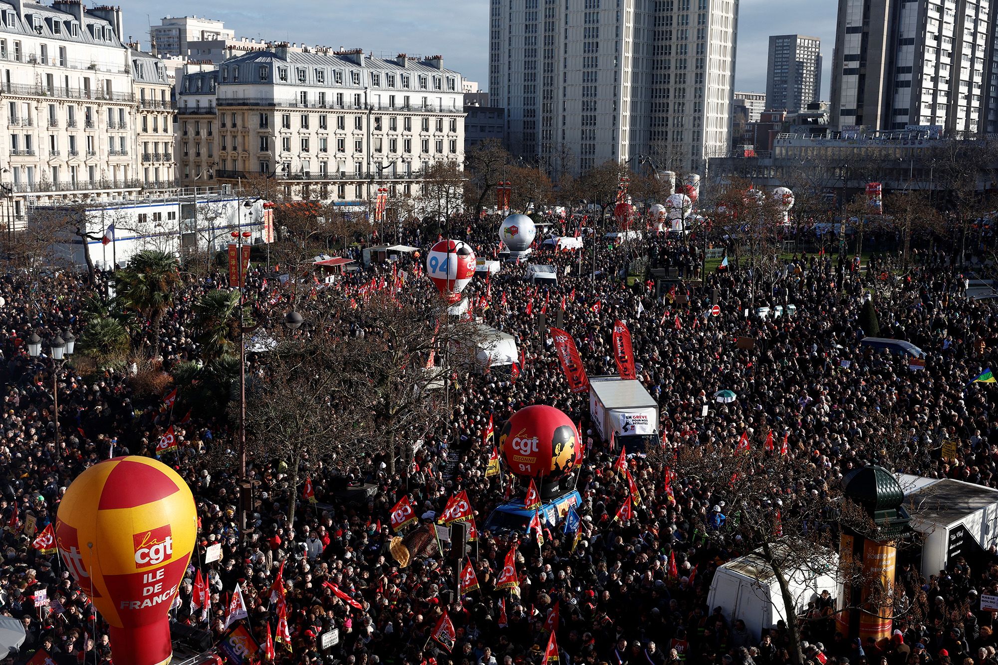 France strikes: Workers bring Paris to a standstill in second mass