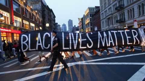 09 जुलाई, 2016 को न्यूयॉर्क में ब्लैक लाइव्स मैटर आंदोलन के समर्थन में एक विरोध प्रदर्शन के दौरान गश्त करता एक पुलिस अधिकारी।