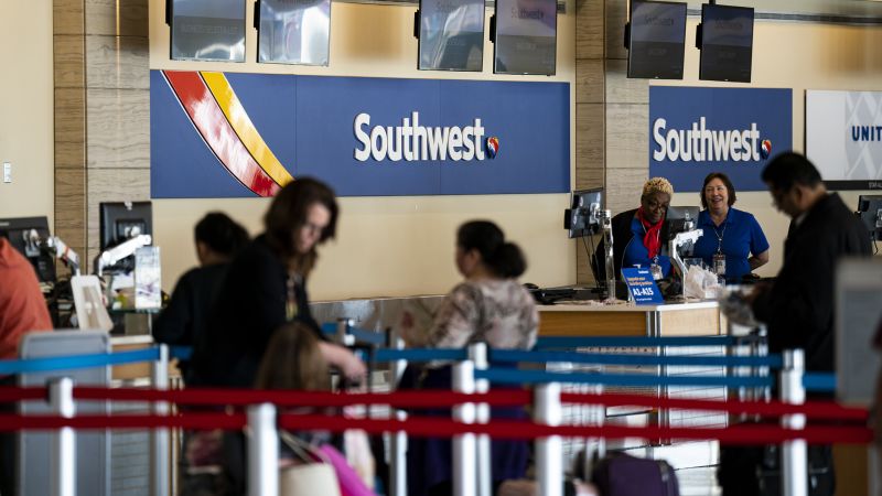 NextImg:How Southwest can win back its angry, stranded customers | CNN Business
