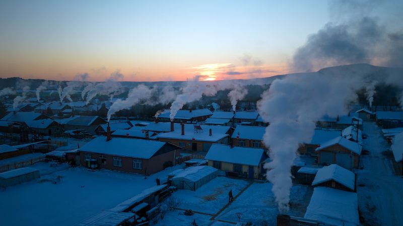 NextImg:Extreme cold snaps: Why temperatures still plummet to dangerous levels even as the planet warms | CNN