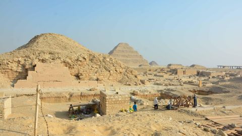La zone de fouilles du Saqqara Saite Tombs Project surplombe la pyramide d'Ounas et la pyramide à degrés de Djoser. 