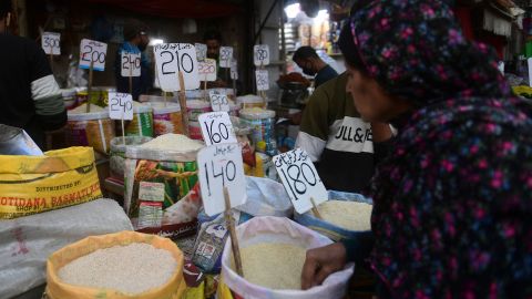 Bir kadın, Pakistan'ın Karaçi kentindeki bir toptancı pazarında pirinç fiyatlarını kontrol ediyor. 