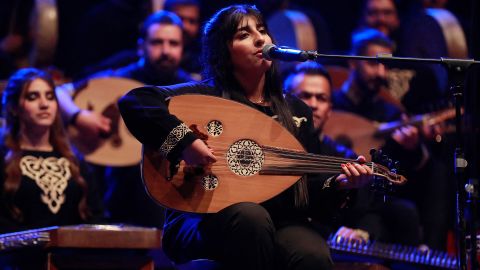 Ένας μουσικός της Εθνικής Μπάντας του Ιράκ για τη Μουσική Κληρονομιά εμφανίζεται κατά τη διάρκεια μιας συναυλίας για την 100η επέτειο από τον θάνατο του Ιρακινού συνθέτη Mulla Uthman Al-Mawsili, στο Εθνικό Θέατρο της Βαγδάτης στις 30 Ιανουαρίου. 