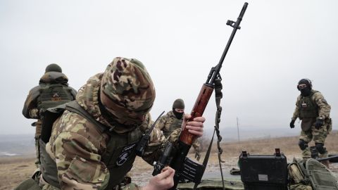 Alto funcionario de seguridad ucraniano dice que Rusia se está preparando para una 'escalada máxima' en la guerra | CNN 2 Soldados del ejército ruso entrenando en el este de Ucrania el 31 de enero.