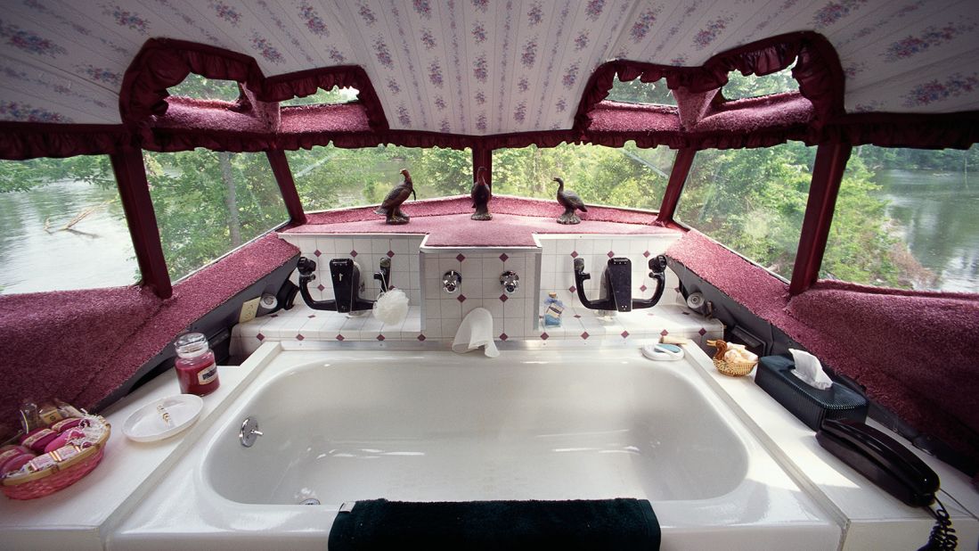 <strong>Cockpit:</strong> Ussery put a bathtub in the cockpit of her Boeing 727 in Benoit, Mississippi. 