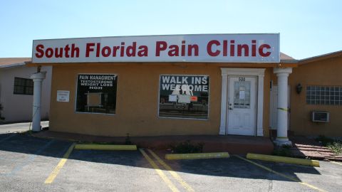 Клиника боли в Южной Флориде была одной из четырех, которыми владели Крис и Джефф Джордж. 
