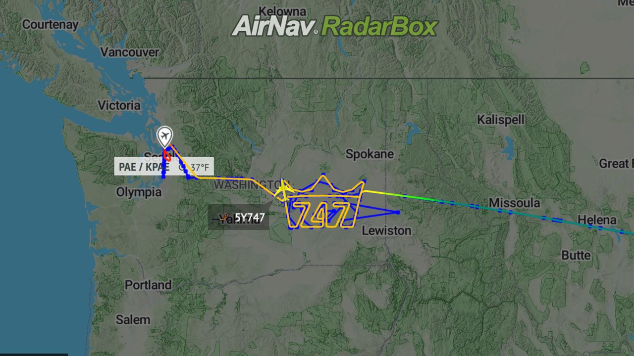 Atlas Air pilots 'drew' a crown and a '747' in the air midflight.