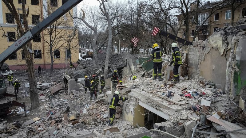 Russian missile strike sends terrified civilians scrambling to find shelter | CNN