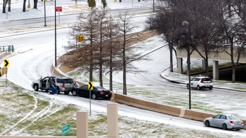 Los vehículos quedaron atrapados en la rampa de salida de la US 75 en Dallas el miércoles.