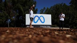 Мъж взема селфи пред знака на Meta, новото име на компанията, известна преди като Facebook, в централата й в Менло Парк, Калифорния, САЩ, 28 октомври 2021 г. 