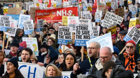 Personale infermieristico e sostenitori marciano dall'University College Hospital a Downing Street il 18 gennaio 2023 a Londra, Inghilterra.