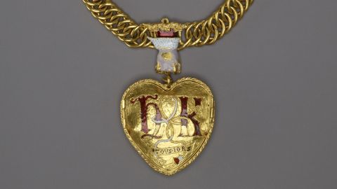 A stunning gold pendant linked to one of the most famous British royals in history has been unearthed in England.