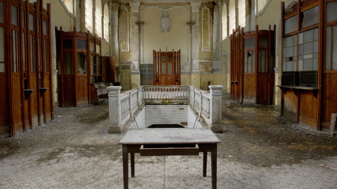 A "before" photograph of the ticket hall in Canfranc Station, taken in 2005. 