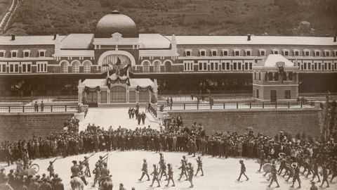 Gambar ini menggambarkan pembukaan asli Stasiun Canfranc pada Juli 1928.