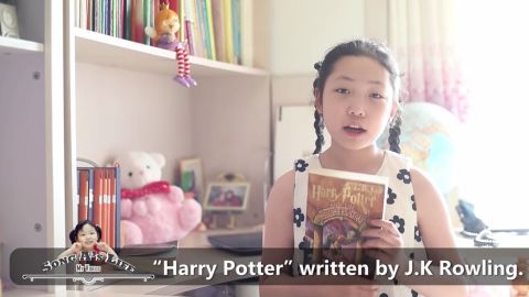 Song A yang diduga warga Pyongyang, Korea Utara, mengangkat buku Harry Potter dalam video YouTube yang diunggah 26 April 2022.