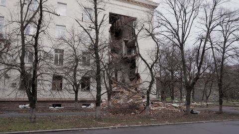 Un ataque con misiles rusos ha dejado un enorme agujero en un ayuntamiento en Kherson.