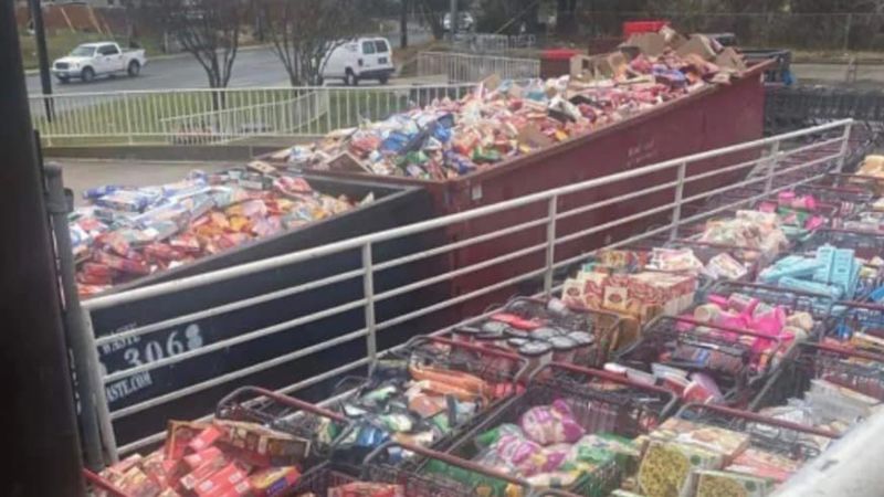 Chaotic scene erupts outside Texas grocery store after someone posts about ‘free food’ being distributed amid power outages | CNN