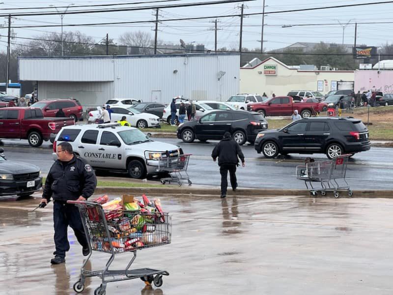 Chaotic Scene Erupts Outside Texas Grocery Store After Someone Posts ...