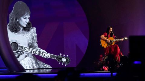 Kacey Musgraves performed a tribute to the late country singer Loretta Lynn at Sunday's Grammys.