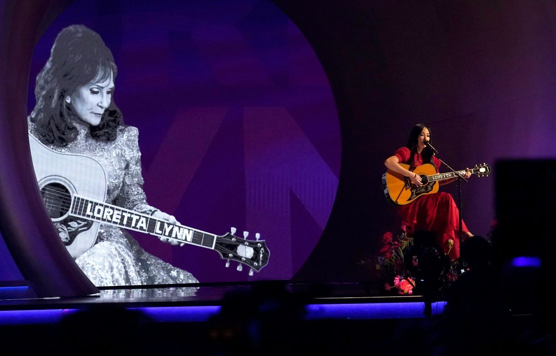 Kacey Musgraves performed a tribute to the late country singer Loretta Lynn at Sunday's Grammys.