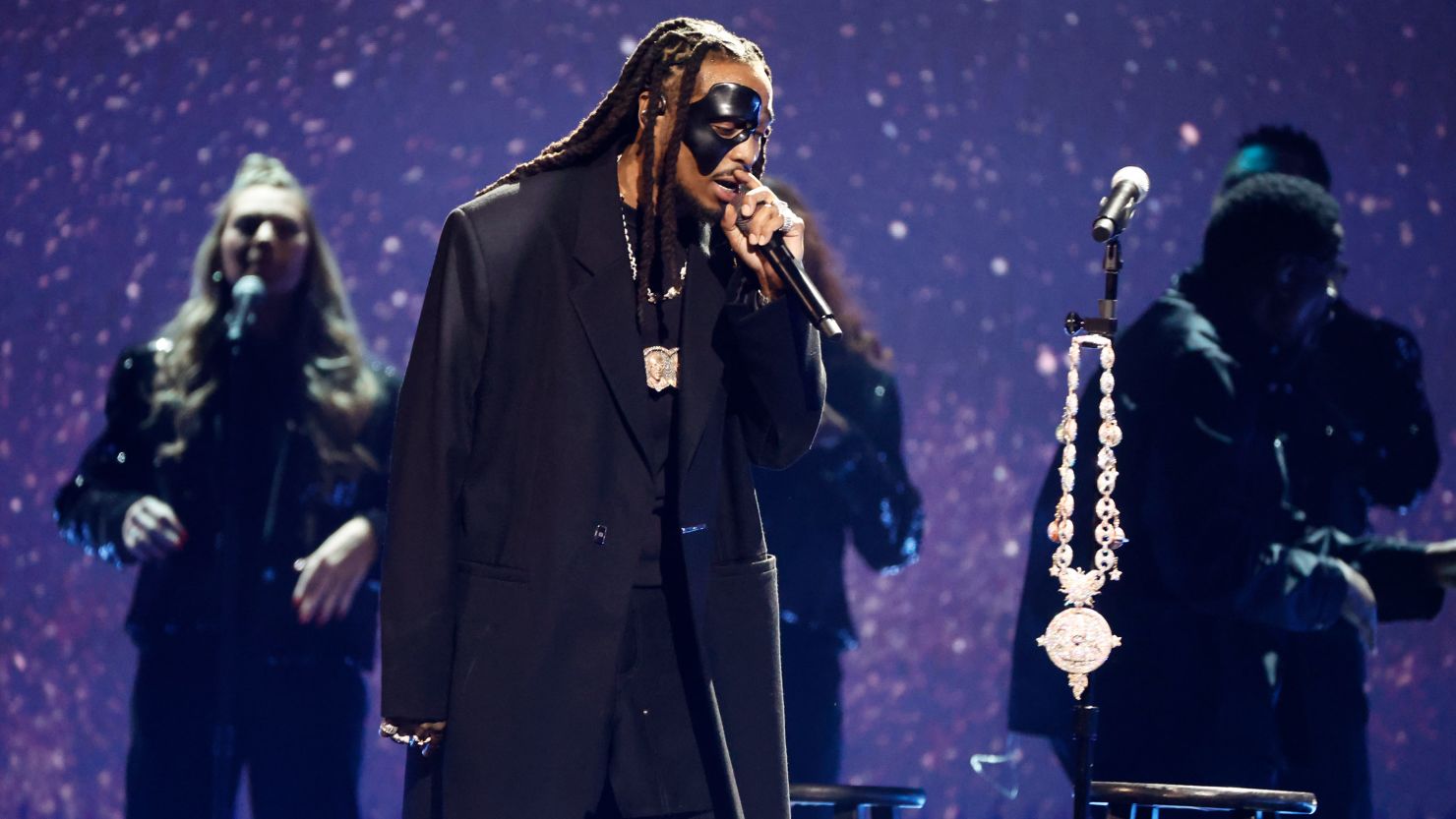 Quavo performed a tribute to Takeoff, his nephew and fellow Migos member, who was killed in November.
